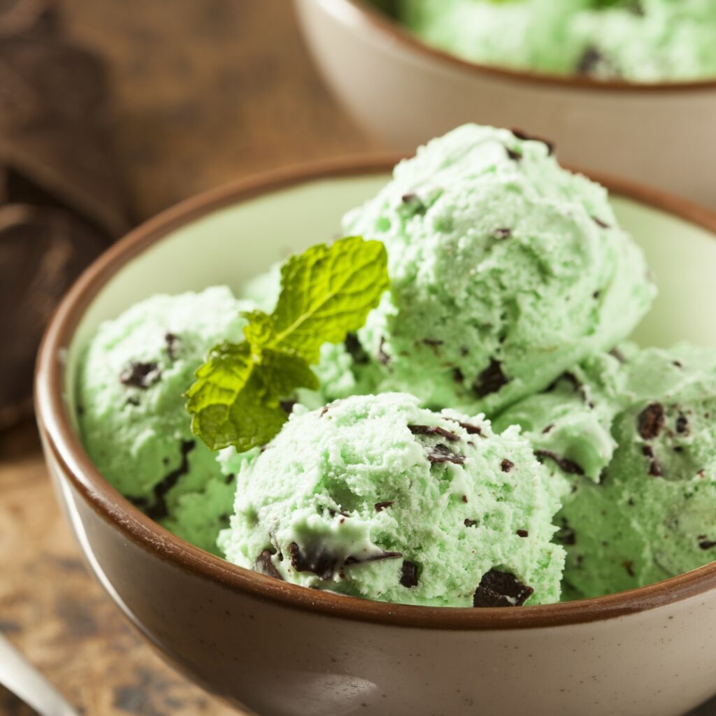 After-Eight-Eis wird mit frischer Minze in einer Schale serviert.