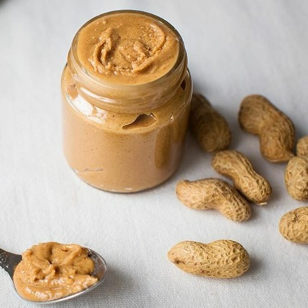 Erdnussbutter selber machen: Erdnussbutter wird von oben in einem Glas gezeigt.
