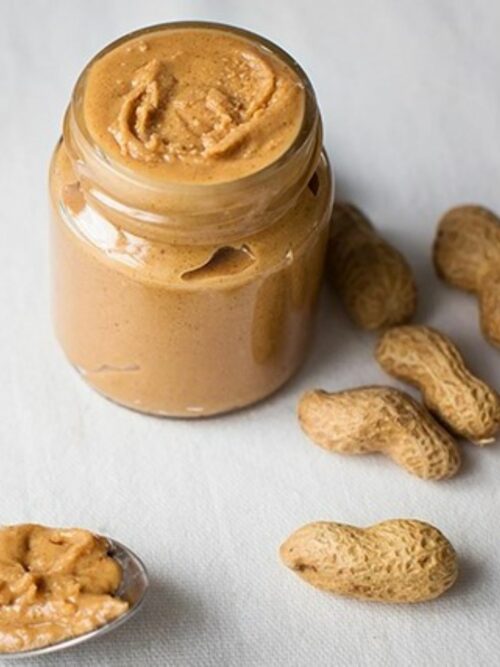 Erdnussbutter selber machen: Erdnussbutter wird von oben in einem Glas gezeigt.