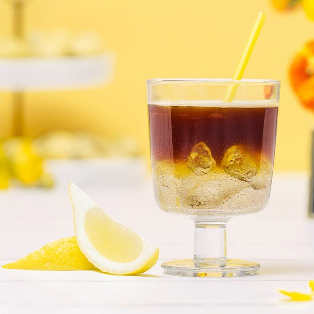 Espresso Tonic wird vor einem gelben Hintergrund gezeigt.