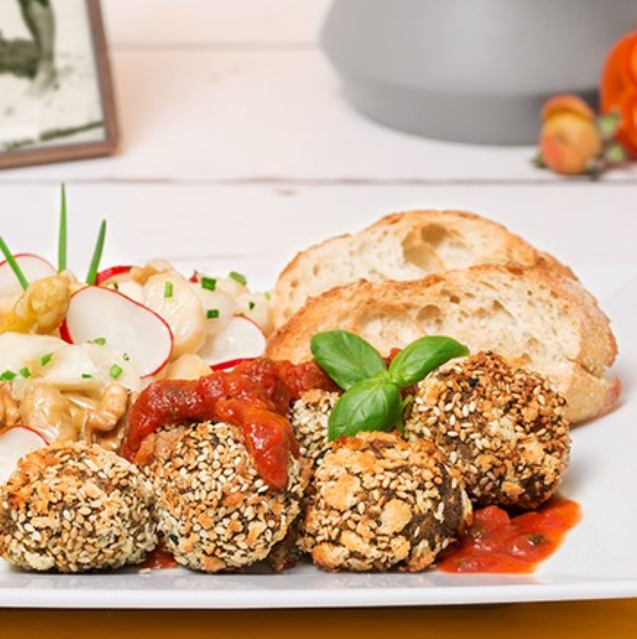Kvinojine kroglice postrežemo s paradižnikovo omako in špargljevo solato.