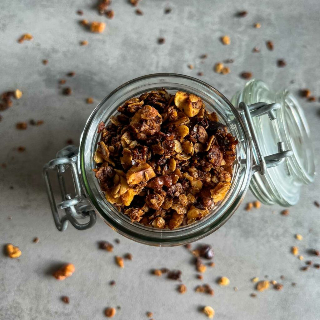 Granola wird in einem Einmachglas von oben gezeigt.