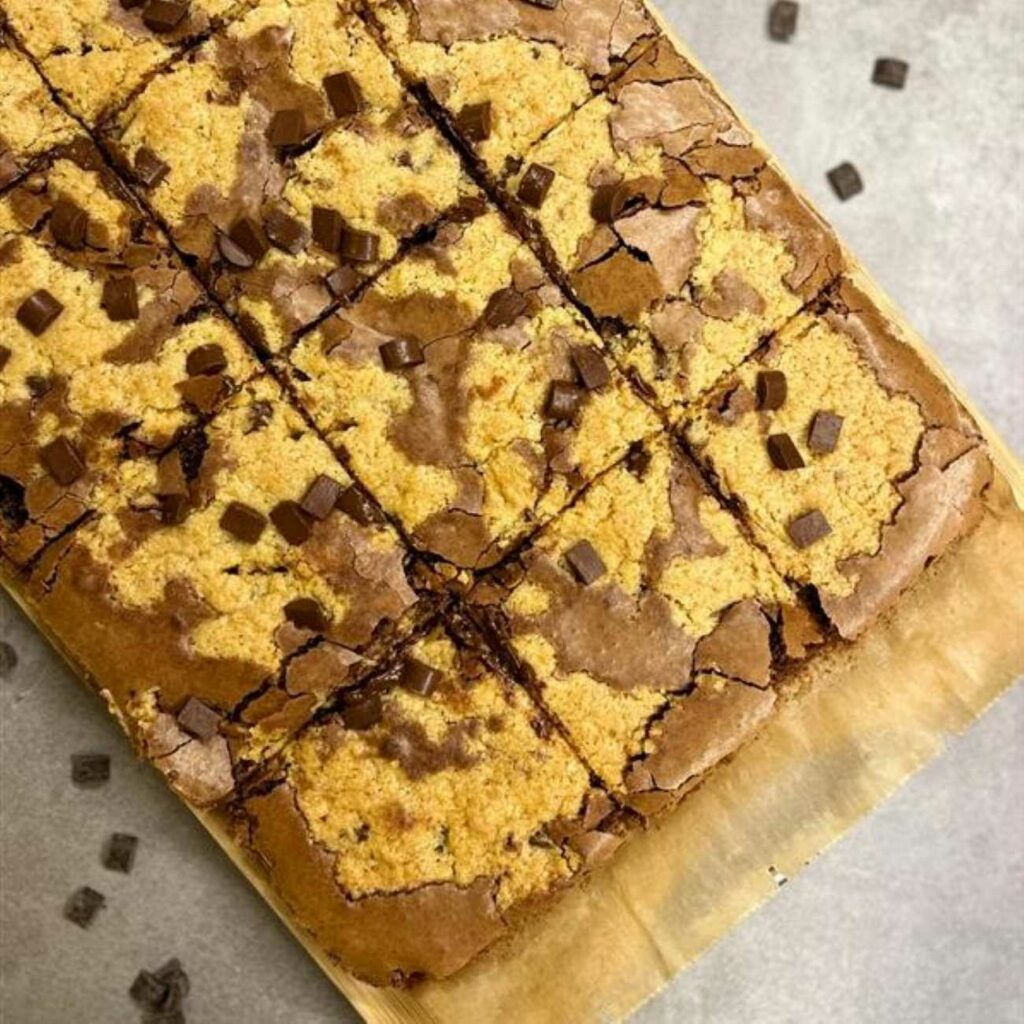 Brookies werden auf einem Holzbrett präsentiert.