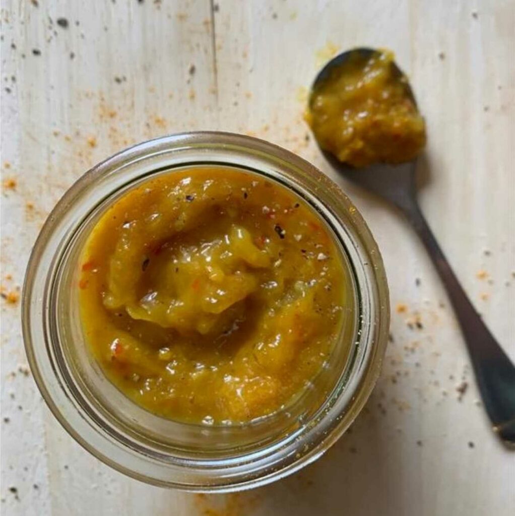 Mango-Chutney wird in einem Einmachglas von oben gezeigt.