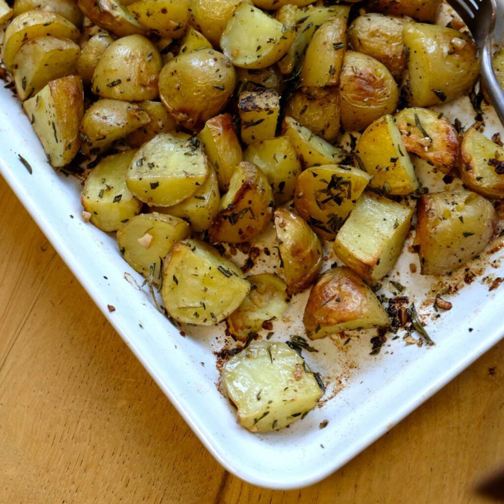 Rožmarinov krompir je prikazan v beli enolončnici.