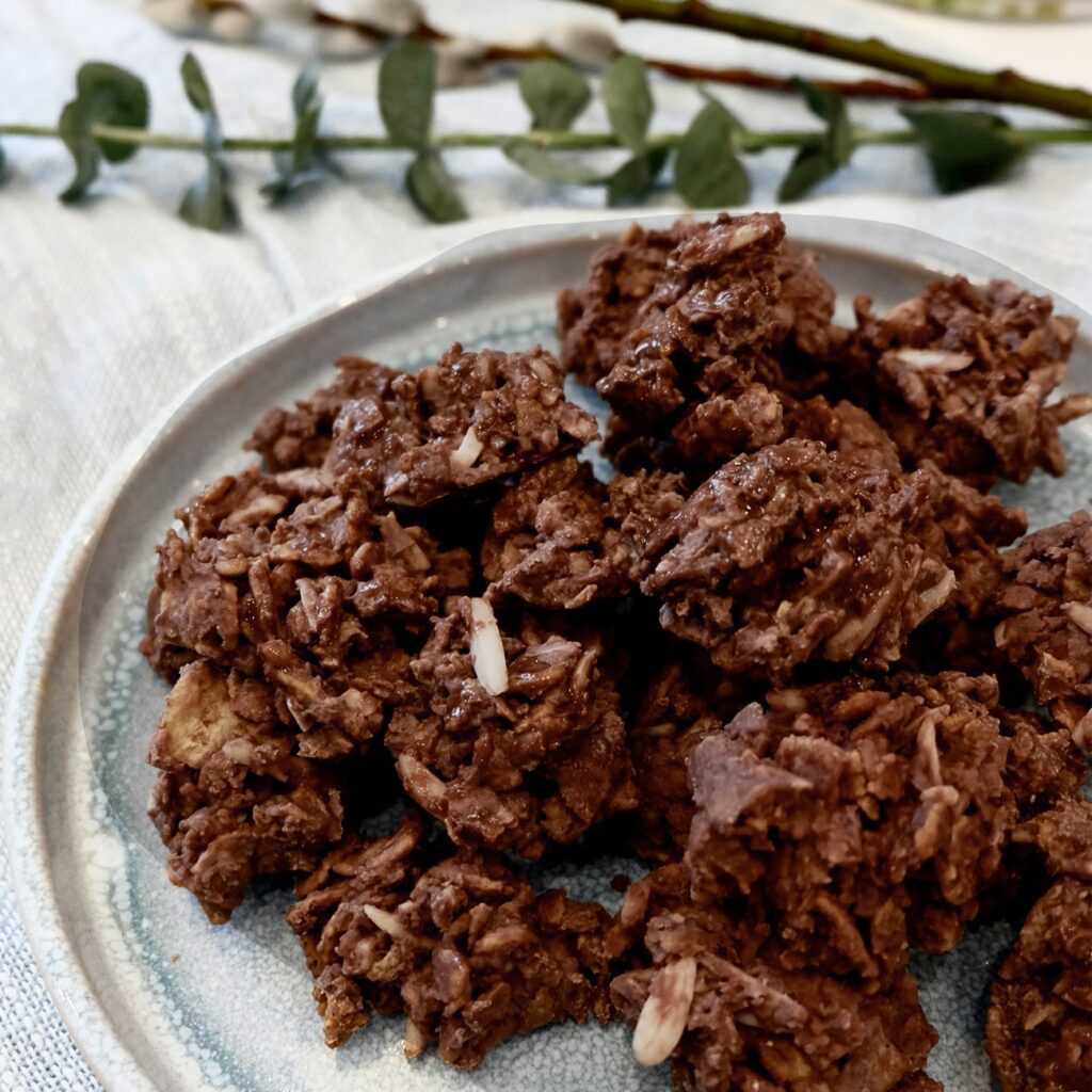 Schoko Crossies werden auf einem Teller mit Blumen im Hintergrund gezeigt.
